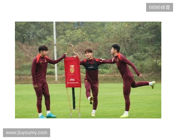 邵佳一探班U22国足重逢老友 9人归来鲁沪新星伤退 邵佳一探班U22国足重逢老友 9人归来鲁沪新星伤退